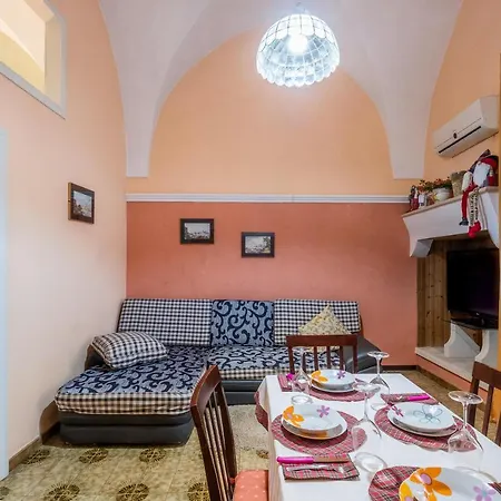 Casa Anna アパート Aradeo